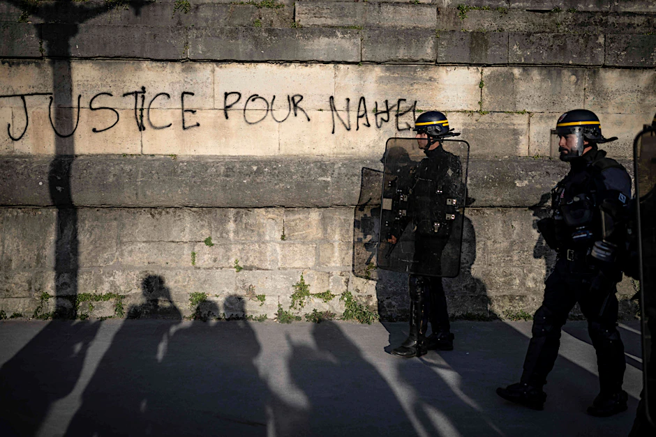 Ein Schriftzug auf einer Mauer in Paris will Gerechtigkeit für den getöteten 17-jährigen Nahel M.