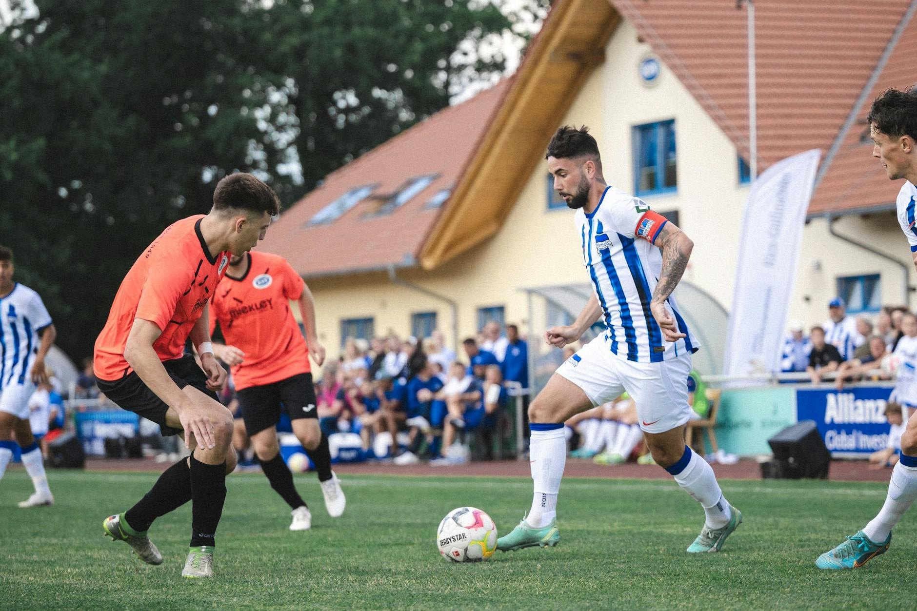 In Stahnsdorf gibt es Fußball hautnah: Marco Richter führt Hertha BSC als Kapitän an und zum Sieg bei Eintracht.