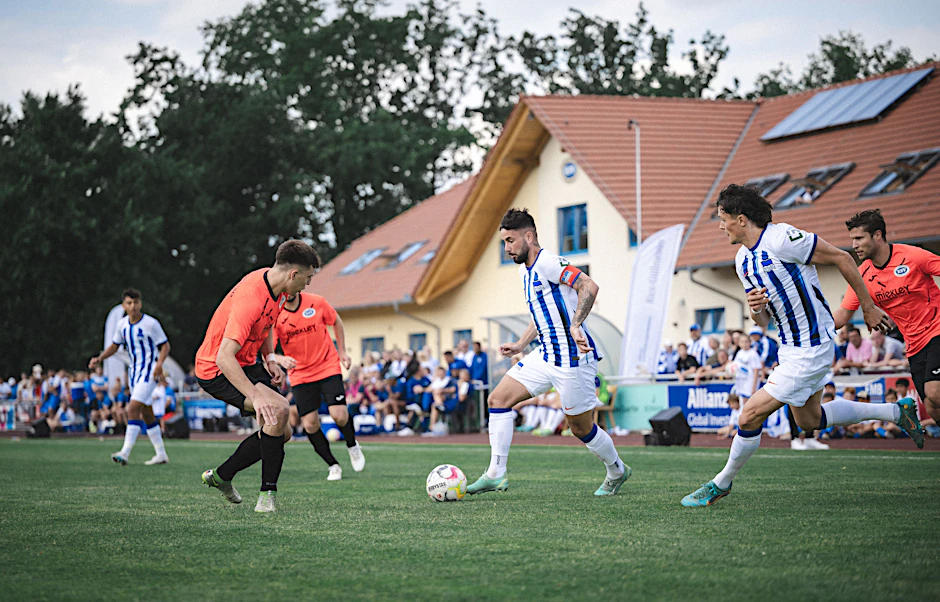 In Stahnsdorf gibt es Fußball hautnah: Marco Richter führt Hertha BSC als Kapitän an und zum Sieg bei Eintracht.