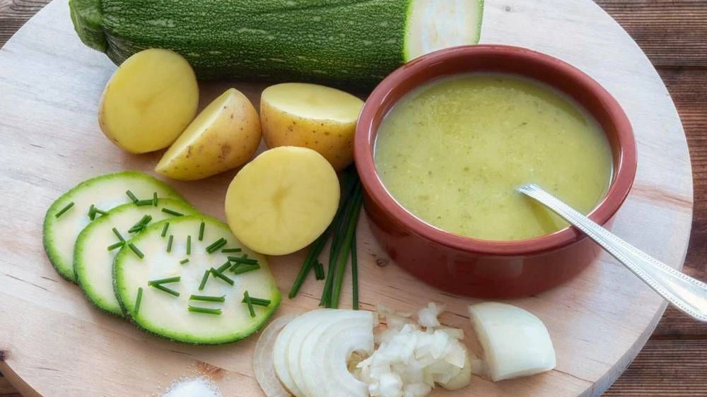 Für die Zucchinisuppe braucht man nur wenige Zutaten.