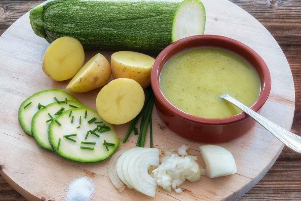 Leckere Zucchinisuppe als leichtes Sommer-Abendbrot