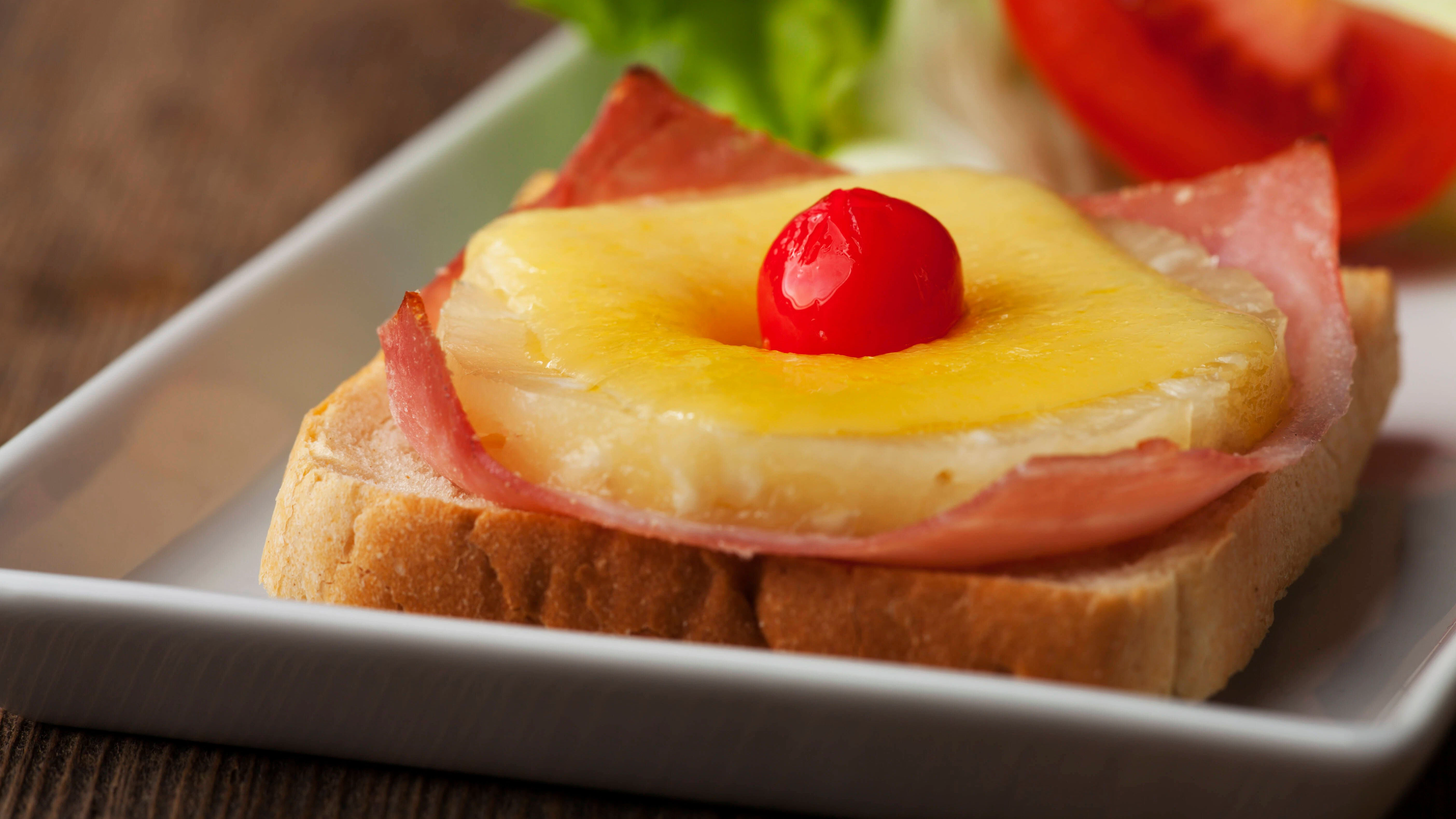Eine Variante der Karlsbader Schnitte ist das Toast Hawaii.