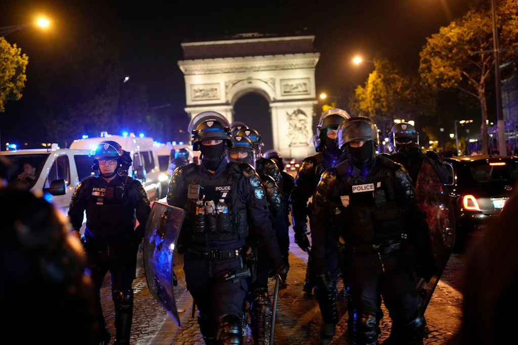Über 420 Festnahmen in Frankreich – Champs Élysées geräumt