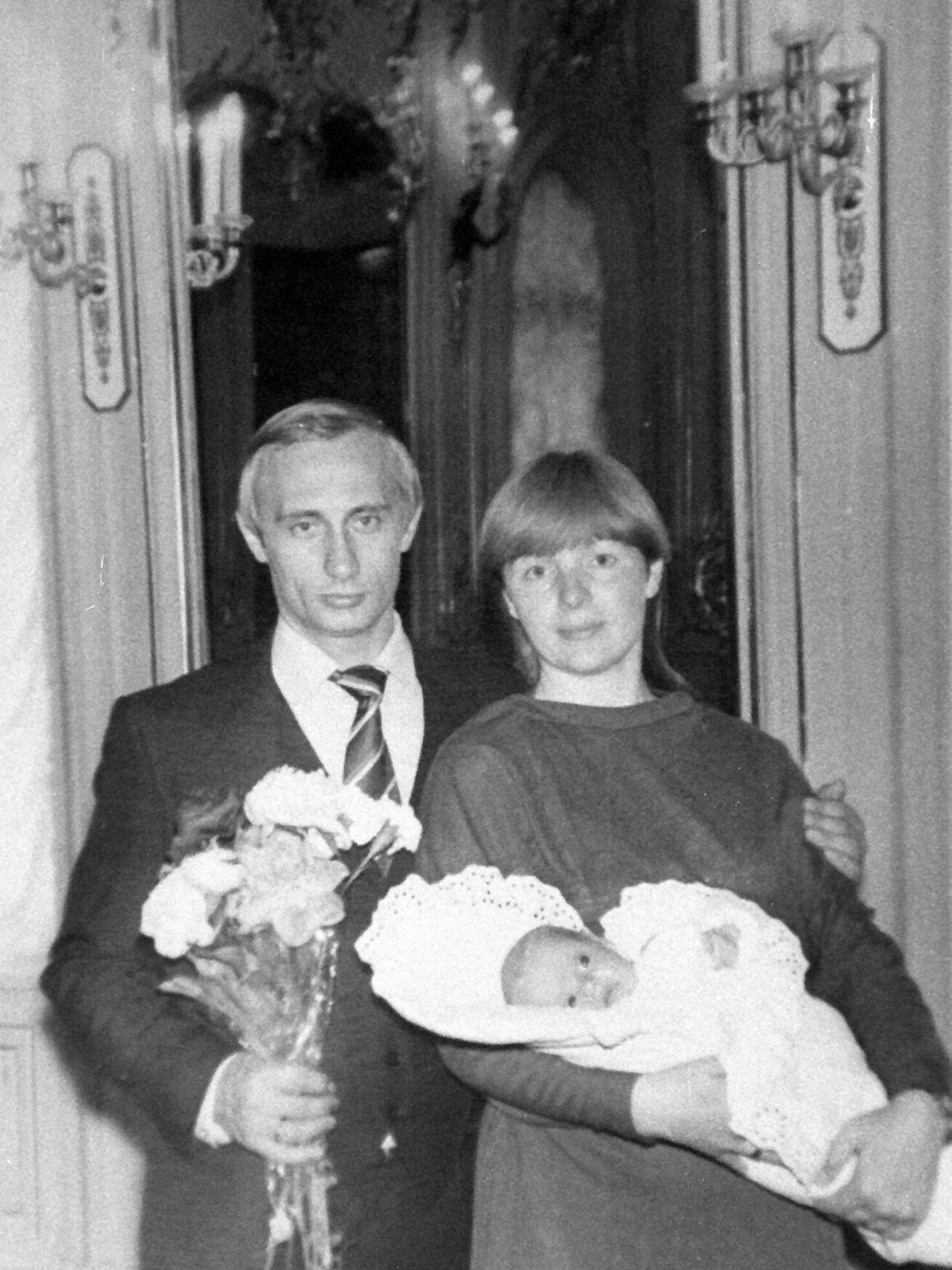 Putin und seine Frau Ljudmila: 1985 wurde ihr erstes Kind Mariya geboren. Kurz darauf zogen die junge Familie nach Dresden. Dort wurde 1986 kam die zweite Tochter Katerina auf die Welt.&nbsp;