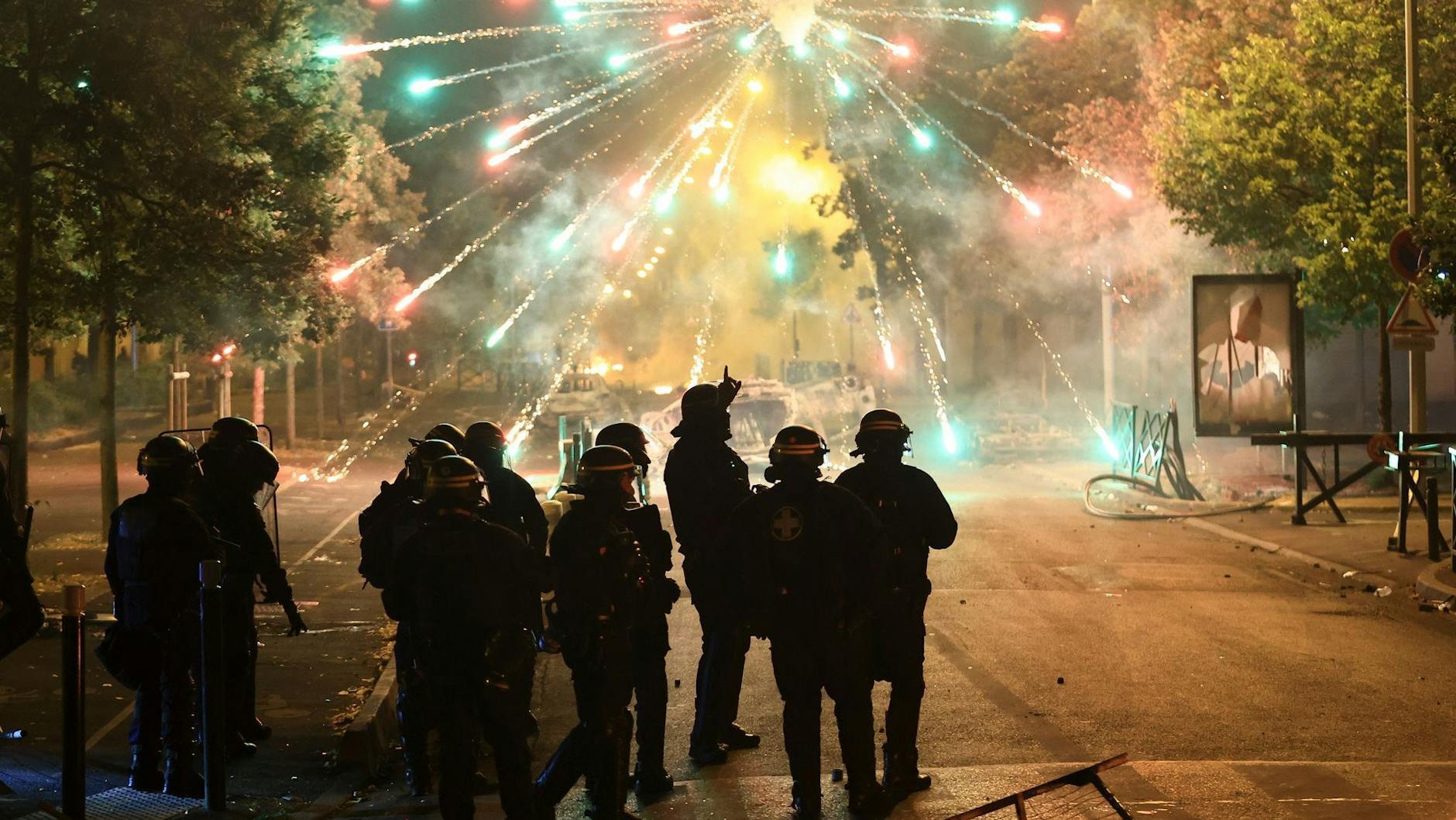 Die Polizei steht vor explodieren Feuerwerkskörpern bei Ausschreitungen im Pariser Vorort Nanterre. Seit dem tödlichen Schuss eines Polizisten auf einen Jugendlichen kommt es täglich zu Krawallen in Frankreich.