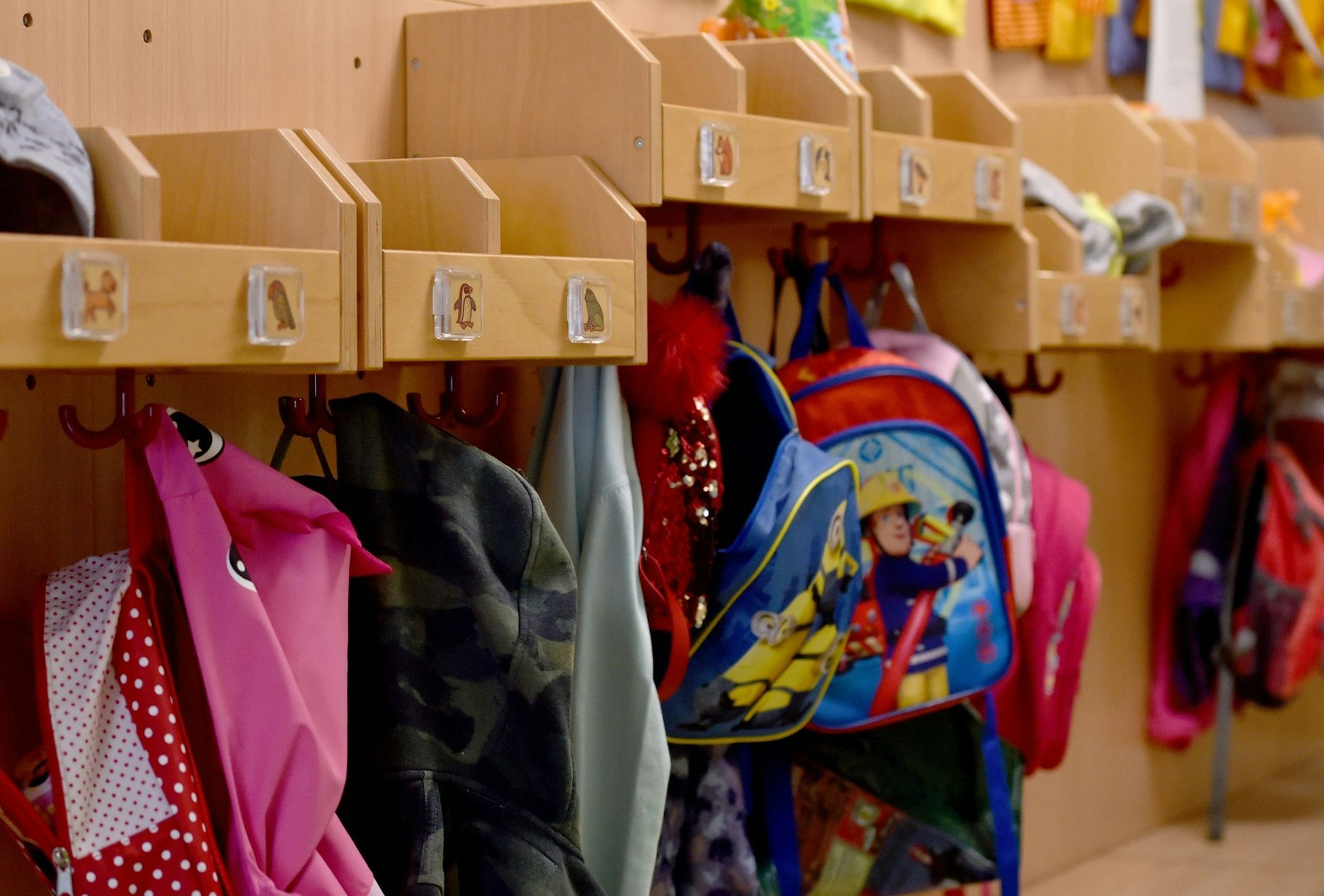 ARCHIV - Jacken und Rucksäcke hängen in einer Kita im Flur.  