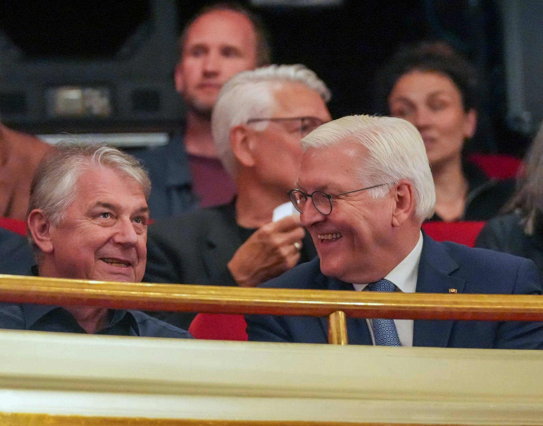 Intendant Ulrich Khuon (l) und Bundespräsident Frank-Walter Steinmeier (r) unterhalten sich vor Beginn der Verabschiedung von Khuon als Intendant des Deutschen Theaters.  