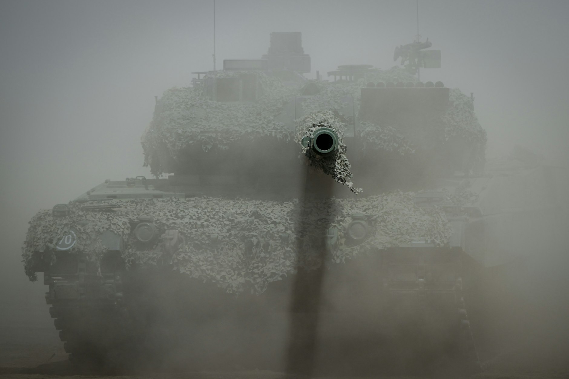 Litauen, Vilnius: Ein Leopard-2-Kampfpanzer der Bundeswehr ist im Staub bei der Nato-Übung „Griffin Storm“ zu sehen.