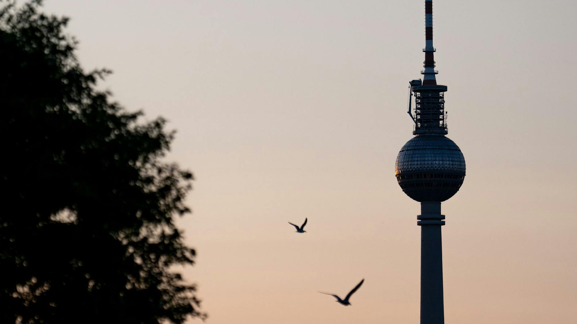 In der DDR erbaut, bis heute Symbol für Berlin: der Fernsehturm.