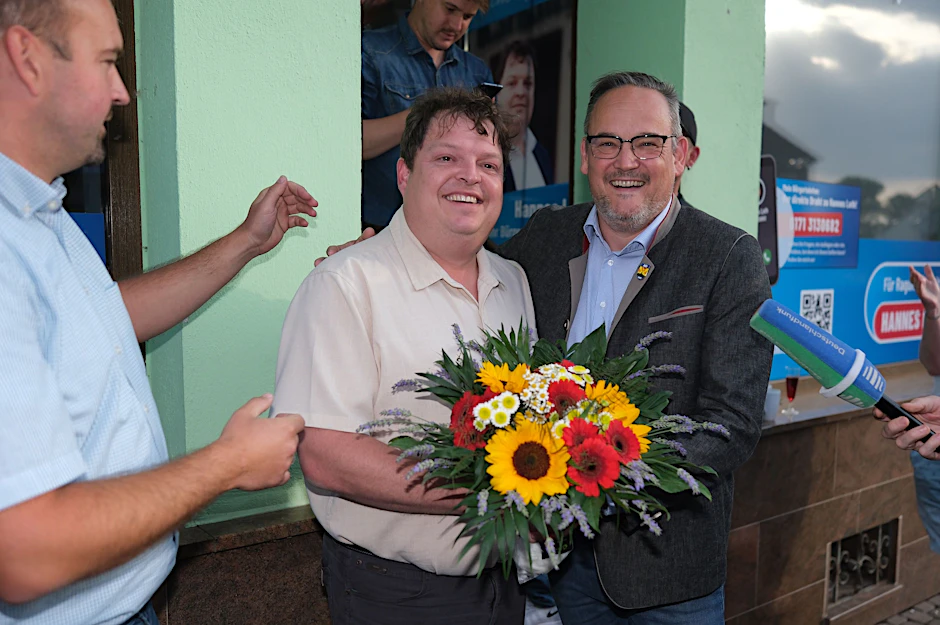Hannes Loth steht nach dem Wahlsieg neben Sachsen-Anhalts AfD-Chef Martin Reichardt (r.)