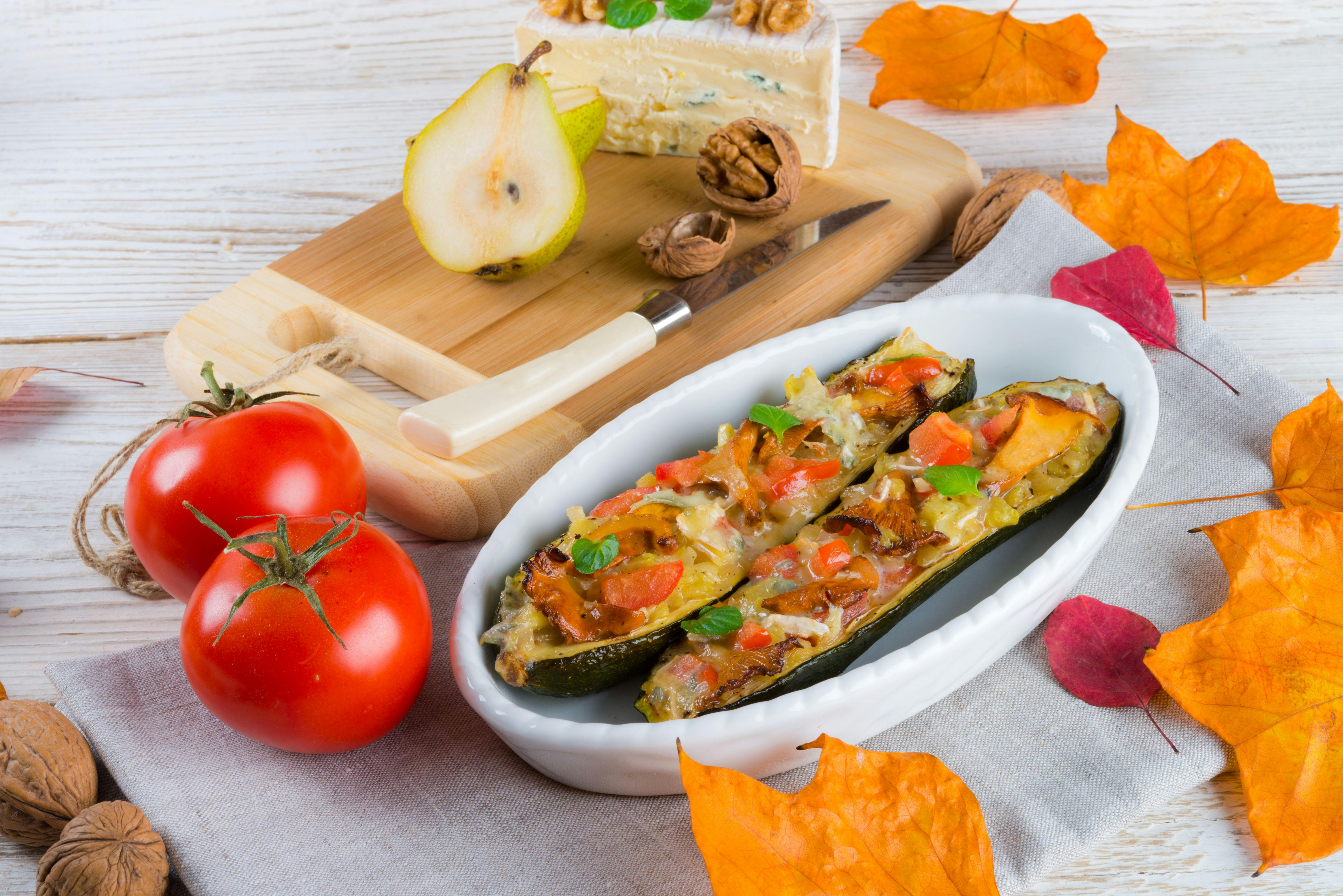 Gefüllte Zucchini-Boote: Überbackene Köstlichkeit für den Sommer
