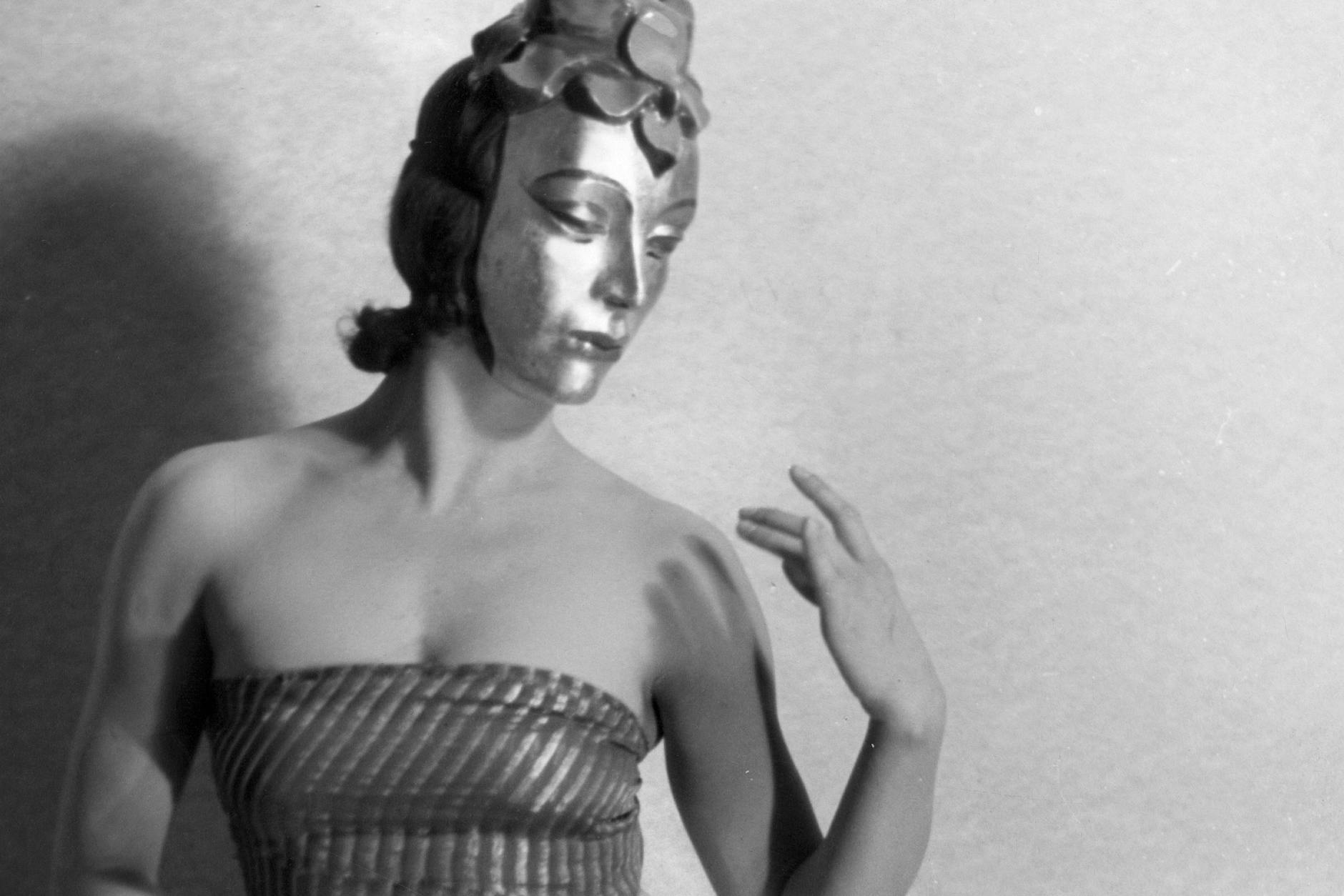 „Östliche Vision“, nannte Oda Schottmüller diesen Ausdruckstanz. Die Kostüme und Masken entwarf sie selbst. Das Foto erschien 1940 in der Illustrierten Koralle.