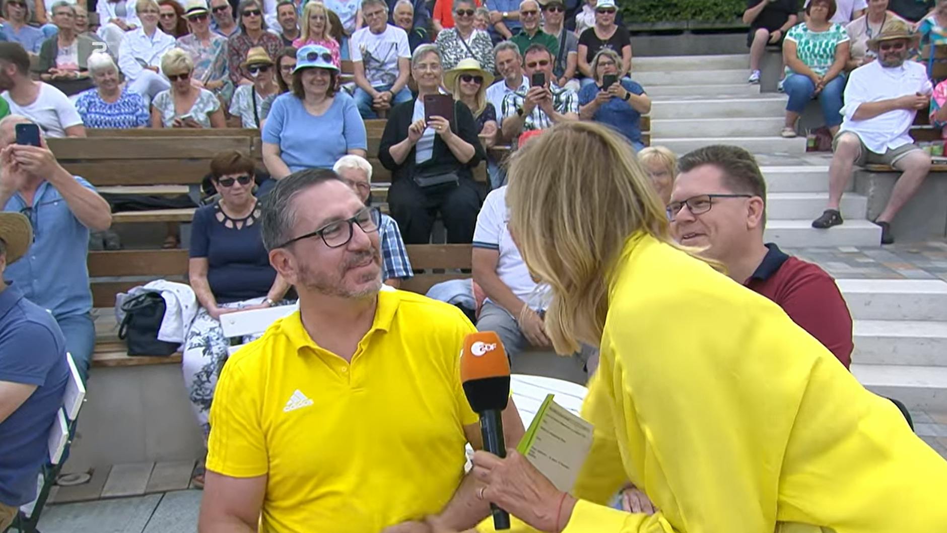 Dieser Zuschauer fasste Kiwi beim „ZDF-Fernsehgarten“ wohl versehentlich an den Po.