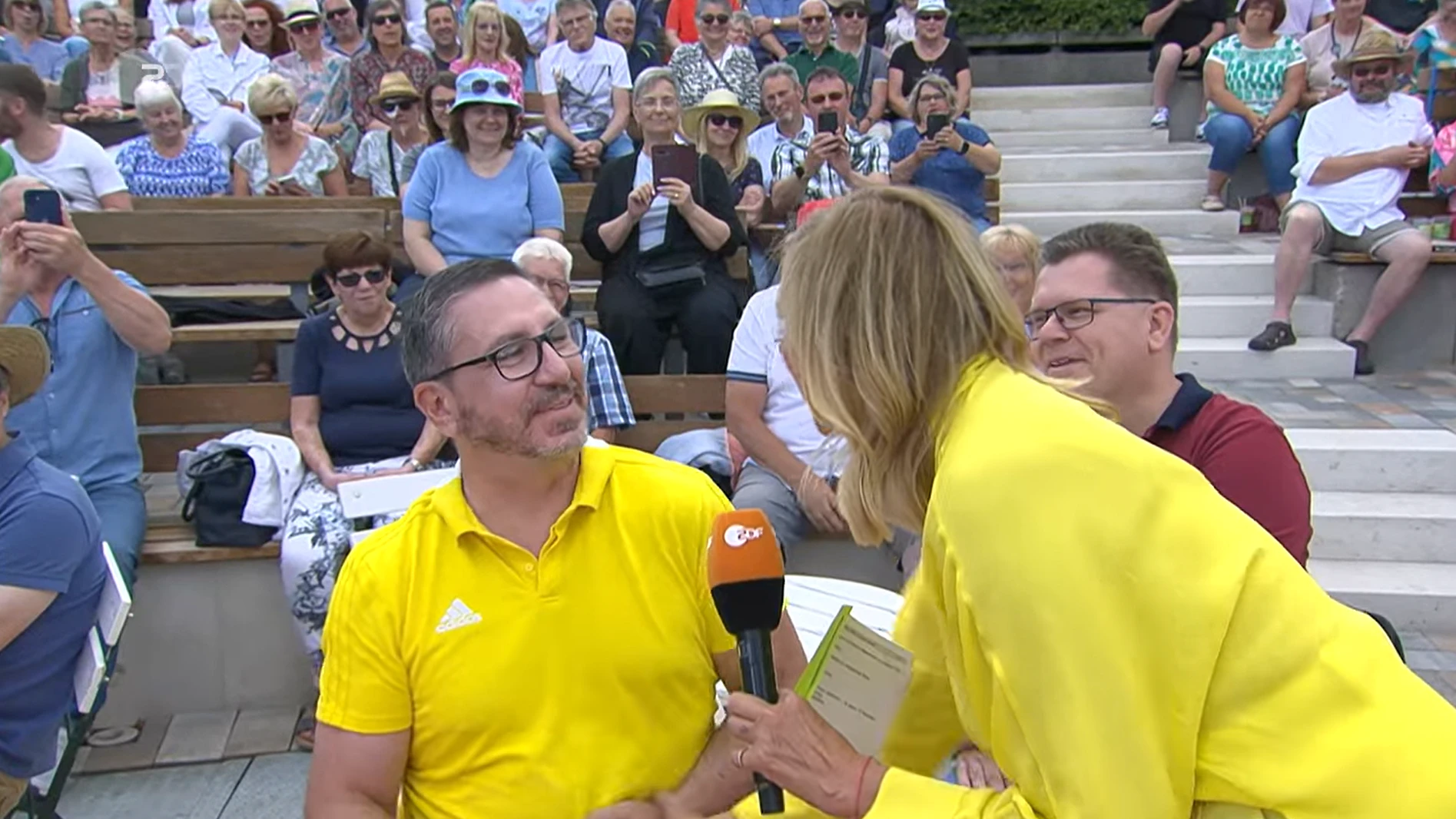 Dieser Zuschauer fasste Kiwi beim „ZDF-Fernsehgarten“ wohl versehentlich an den Po.