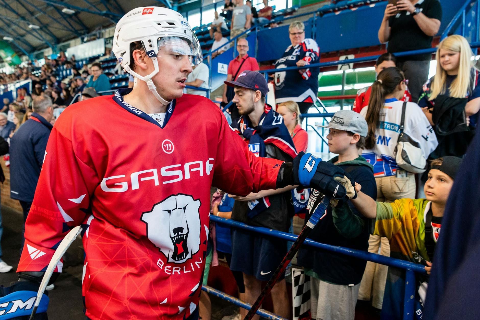 Einmal Eisbär, immer Eisbär! Leon Gawanke trainierte bei seinem Heimatklub in seiner Heimatstadt regelmäßig im Sommer mit und wird von den Fans bejubelt. Auch im August 2022.