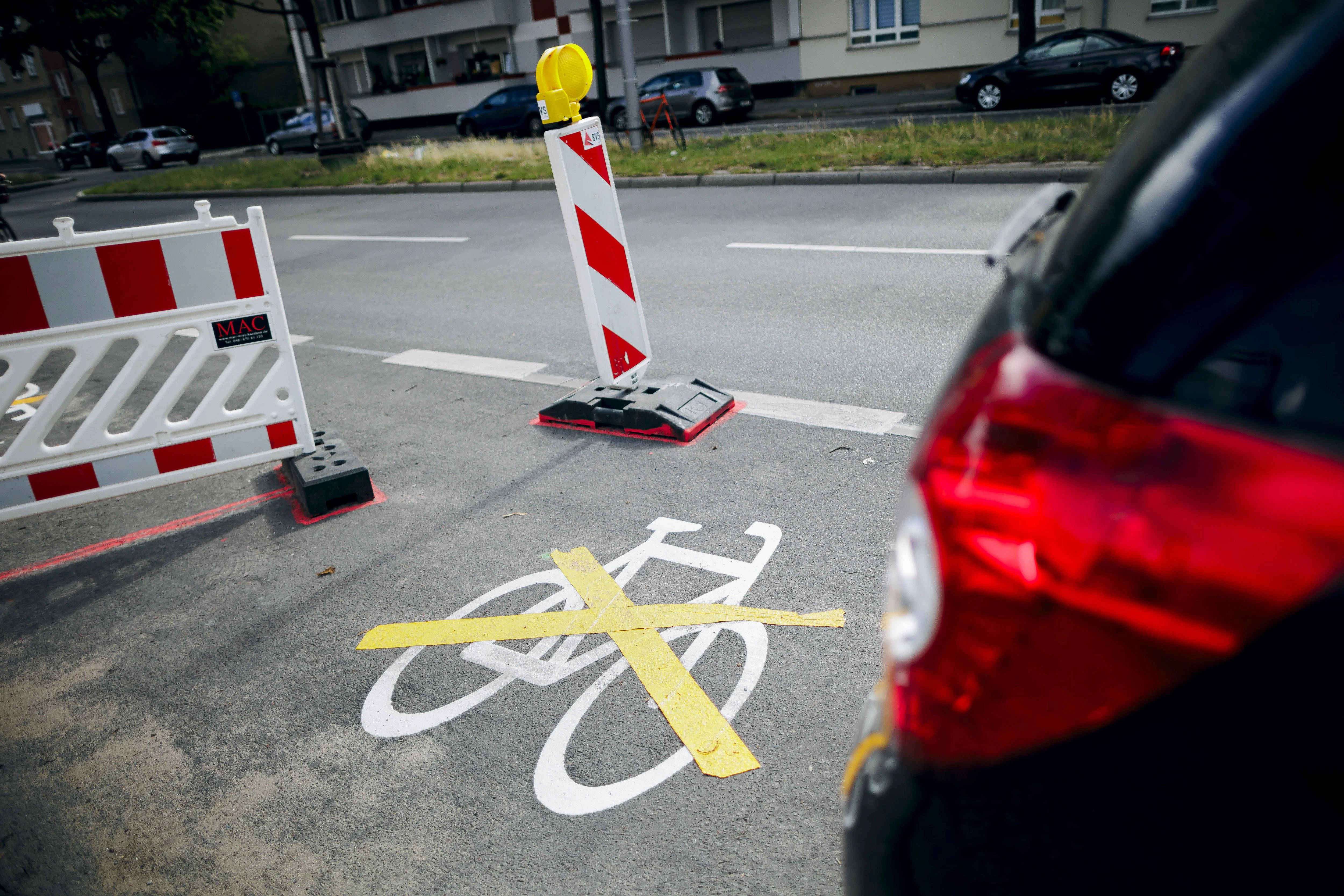 In der Ollenhauerstraße in Reinickendorf ließ das Bezirksamt einen gerade fertiggestellten Radfahrstreifen mit gelber Folie ungültig machen. Er hat 280.000 Euro gekostet. Das führt bis heute zu Protesten.