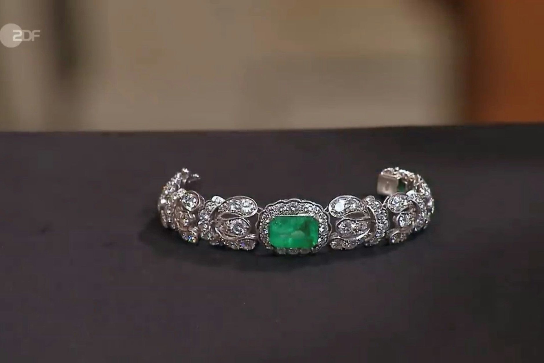 Bei „Bares für Rares“ soll dieses Armband verkauft werden.