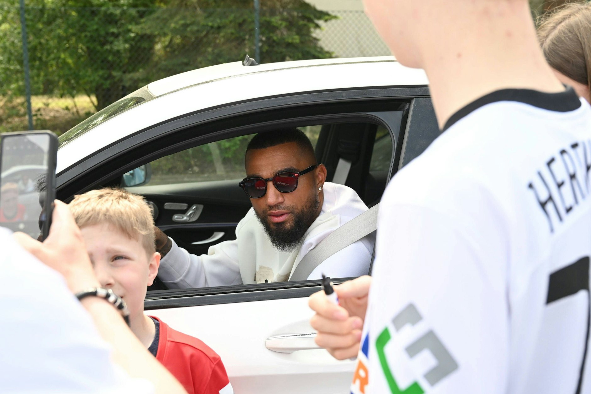Am Tag nach dem Abstieg gab Prince Boateng erst Autogramme, brauste dann davon. Mal sehen, wo er demnächst ankommt ...