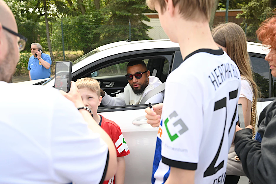 Am Tag nach dem Abstieg gab Prince Boateng erst Autogramme, brauste dann davon. Mal sehen, wo er demnächst ankommt ...