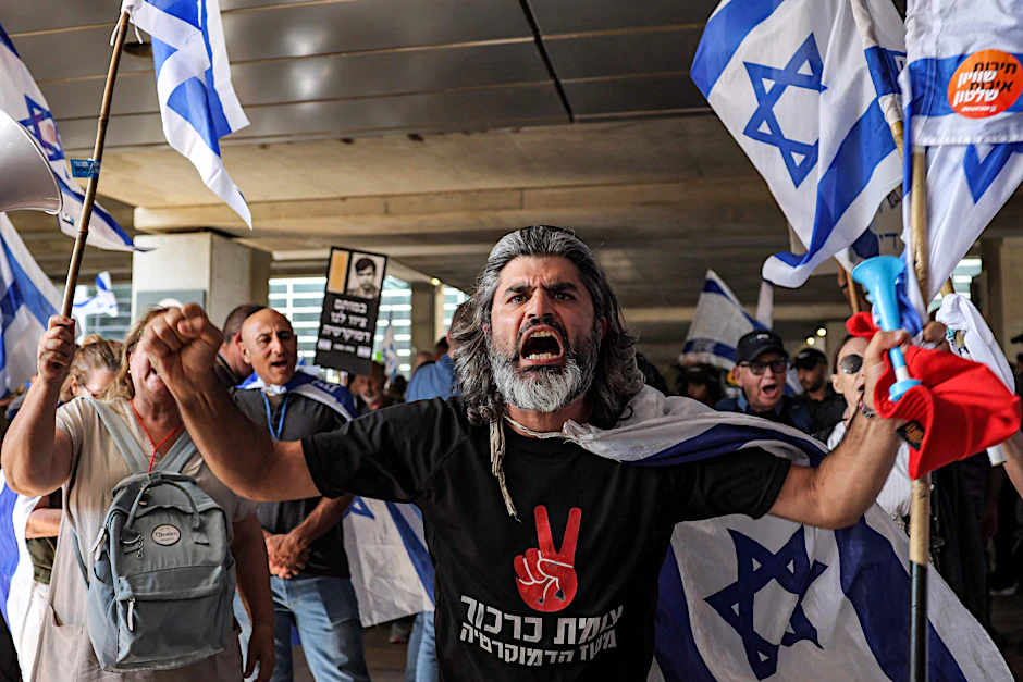 Regierungskritische Demonstranten protestieren auf dem israelischen Flughafen Ben Gurion.