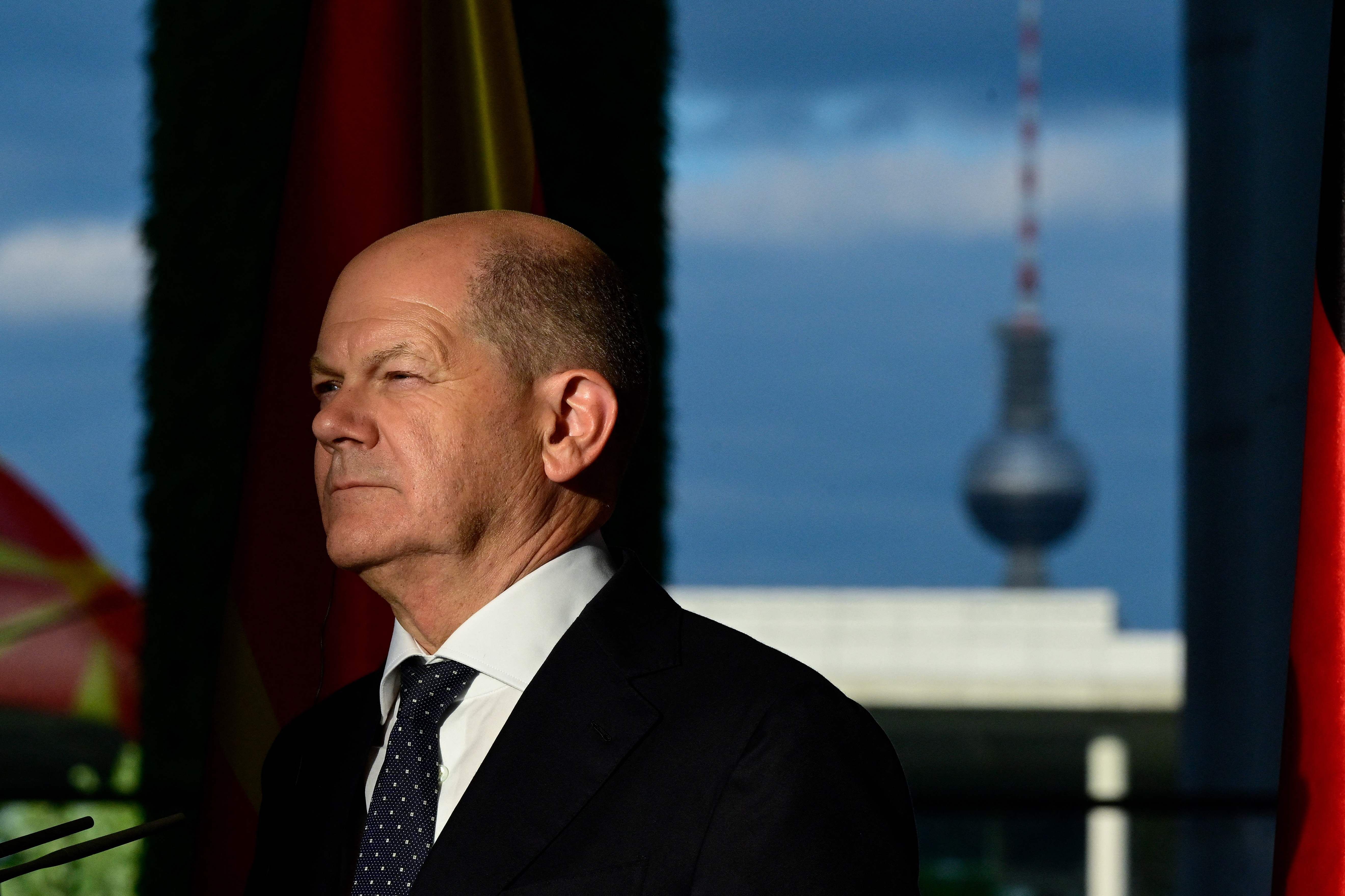 Telefonat Mit Selenskyj: Olaf Scholz Sichert Ukraine Mehr Militärische ...