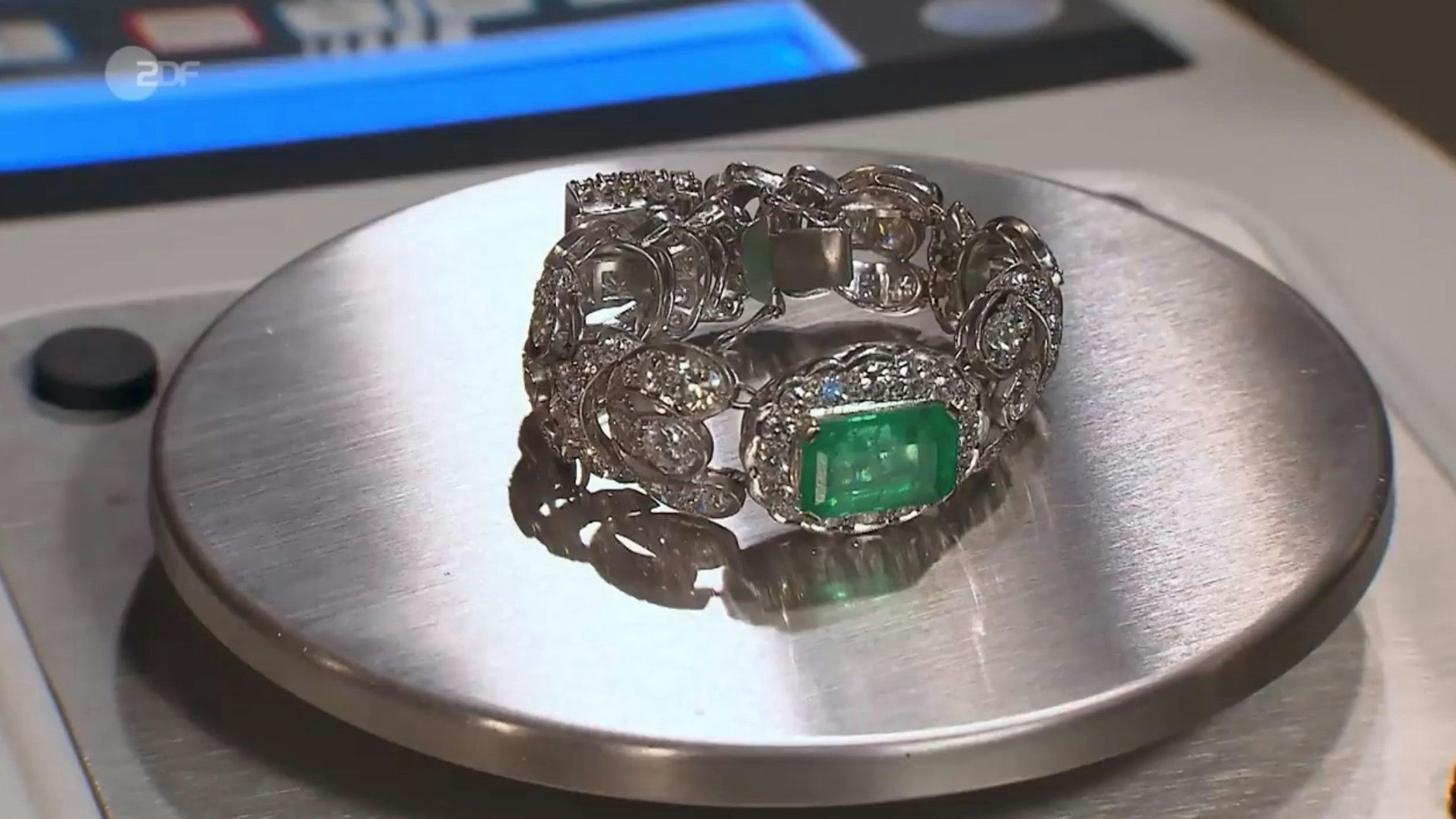 Laut „Bares für Rares“-Expertise liegt der Goldwert des Armbandes bei rund 1900 Euro.