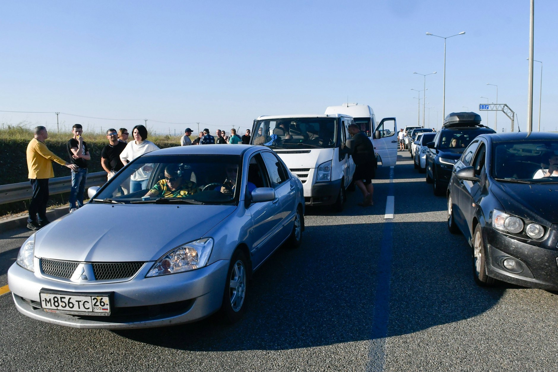 Auf der Brücke zwischen Festland und der Insel Krim hat sich ein kilometerlanger Stau gebildet.