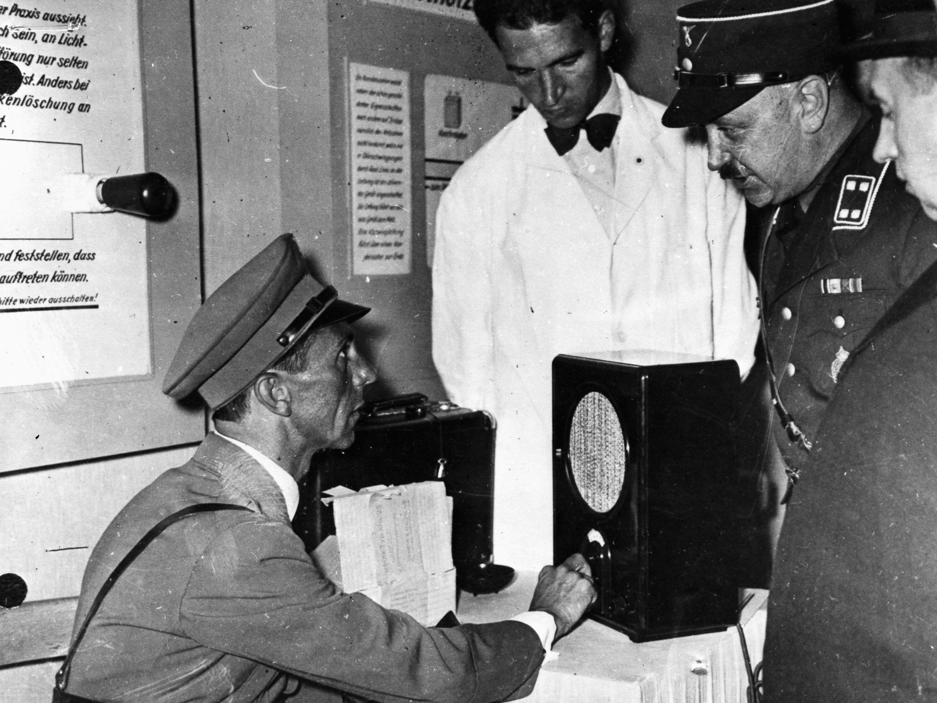 Funkausstellung 1933 in Berlin: Joseph Goebbels lässt sich das erste „massentaugliche“ Radiogerät aus deutscher Produktion erklären – den „Volksempfänger“.