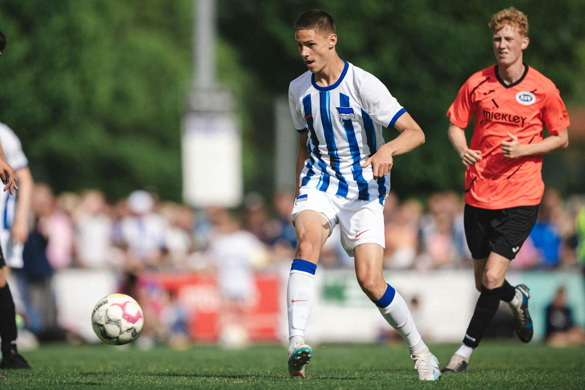 Der Beweis für die Worte von Trainer-Papa Pal Dardai: Bence Dardai zeigt gegen Stahnsdorf, dass er feine Füße hat.
