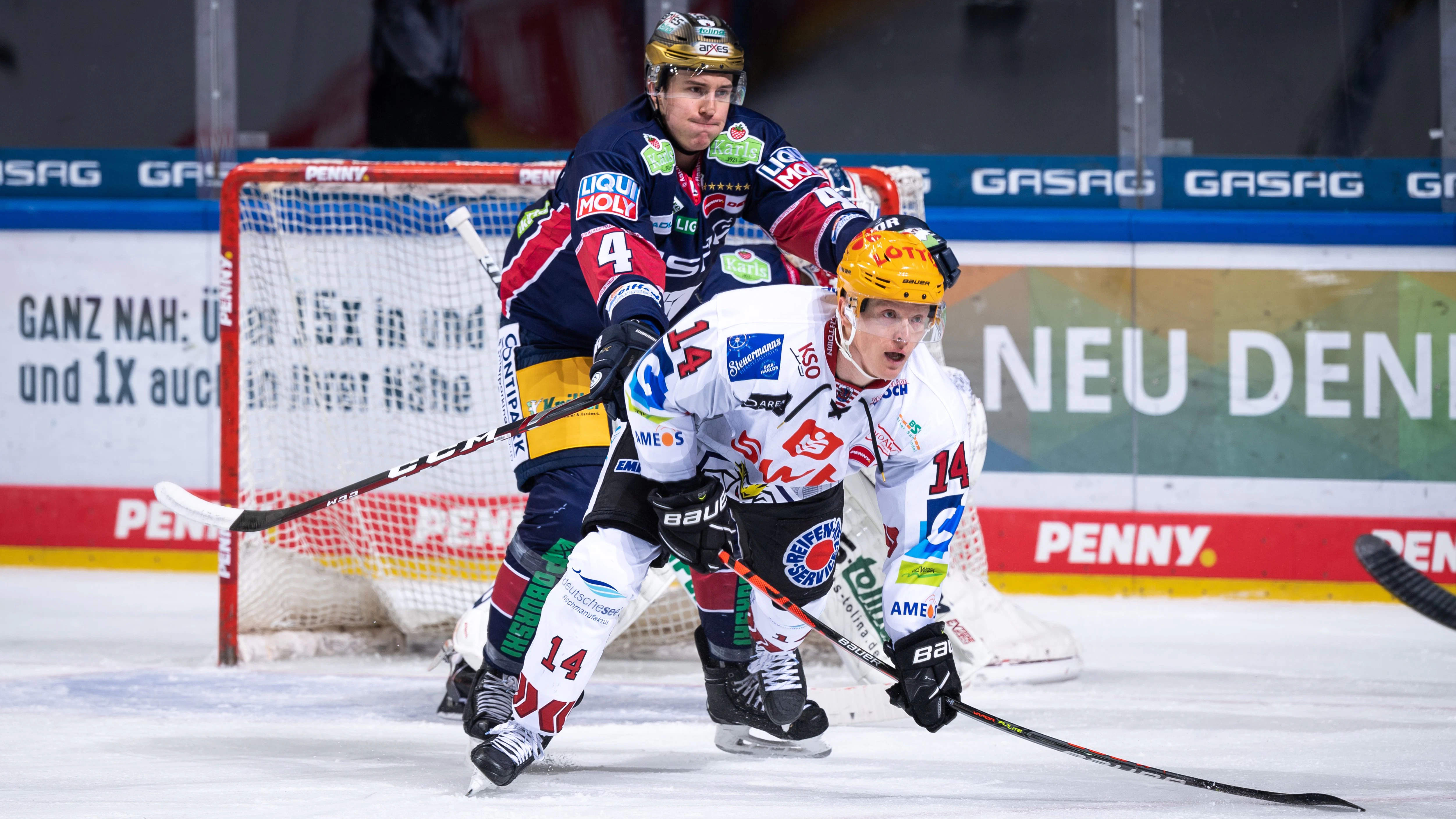 Während der Corona-Pause 2020/21 schlüpft Leon Gawanke wieder ins Eisbären-Trikot, räumte nicht nur Bremerhavens Ross Mauermann ab.&nbsp;