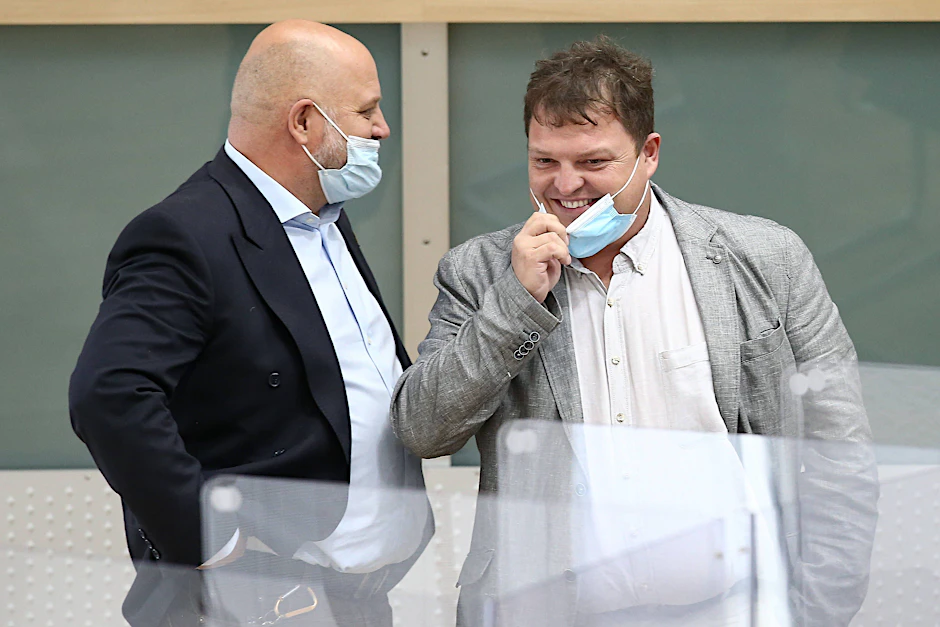 Der AfD-Politiker Hannes Loth (rechts) hetzte gegen die Corona-Maßnahmen und verdiente wohl kräftig an Corona-Tests.