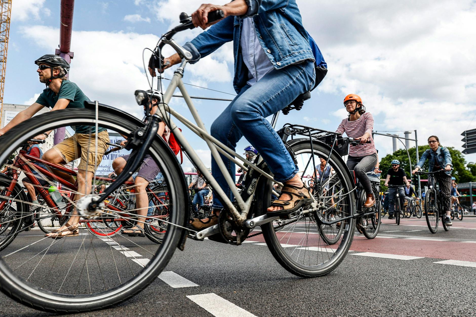 Mehrere Tausend Radfahrer demonstrierten am Sonntag gegen die neue Verkehrspolitik in Berlin. Autofahrer, Straßenbahn- und Busfahrgäste sowie oft auch Fußgänger mussten warten.