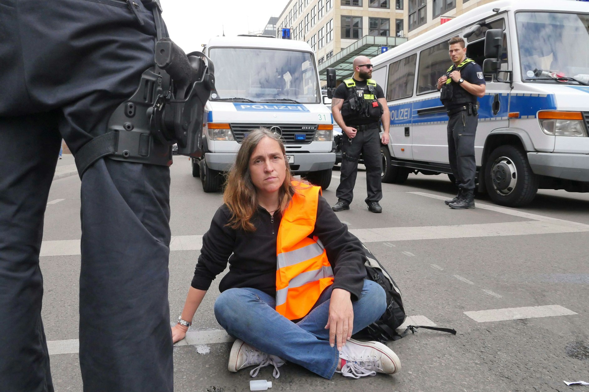 Seit Sonnabend war die Friedrichstraße wieder durchgehend für Autos befahrbar - am Montagnachmittag blockierten Mitglieder der Letzten Generation den Verkehr.
