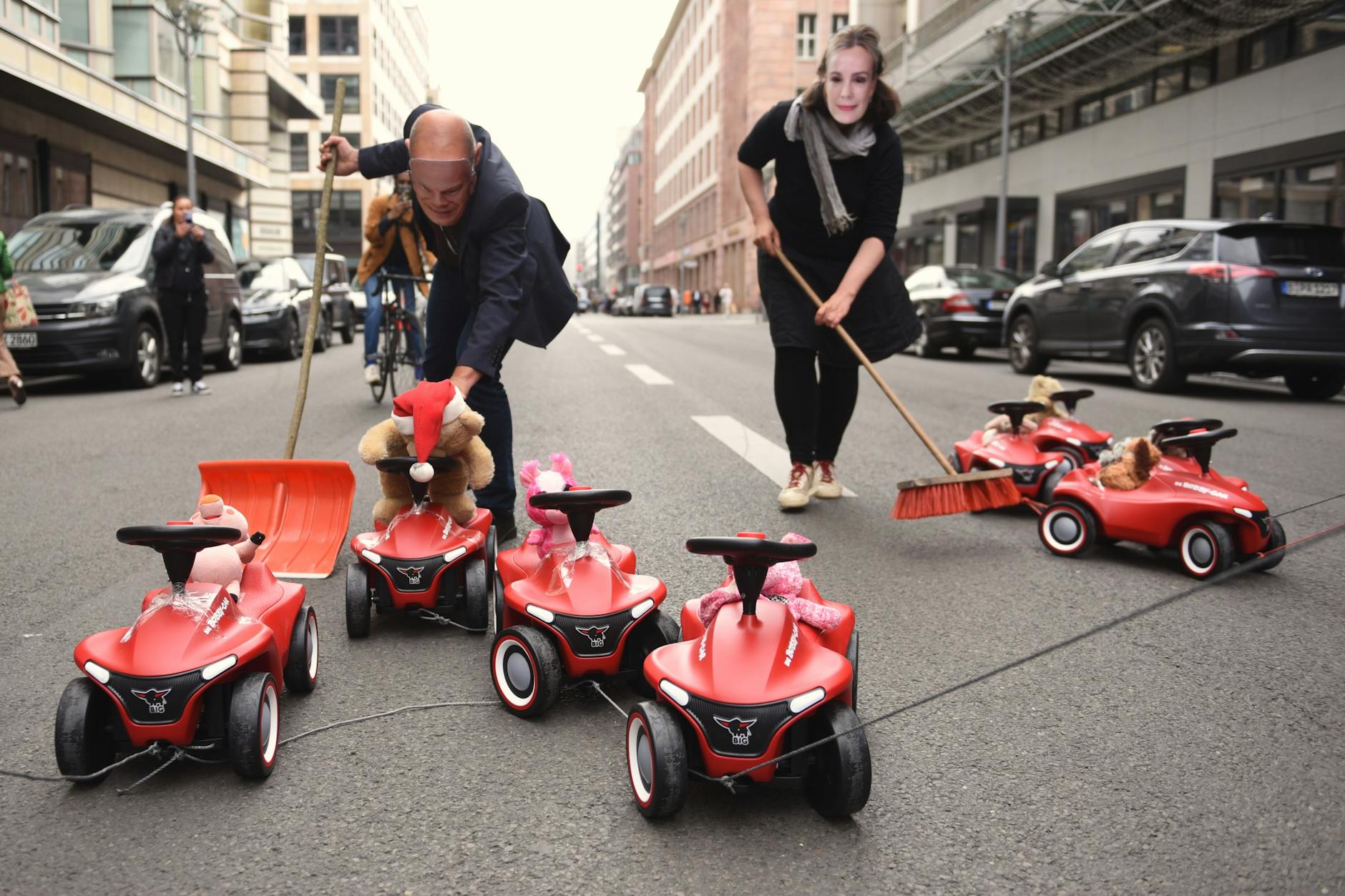 Protest gegen die Wiedereröffnung der Friedrichstraße in Mitte: Zwei Mitglieder der Gruppe „Jetzt oder Nie – Eltern gegen die Fossilindustrie“ blockieren die Fahrbahn mit Bobbycars.