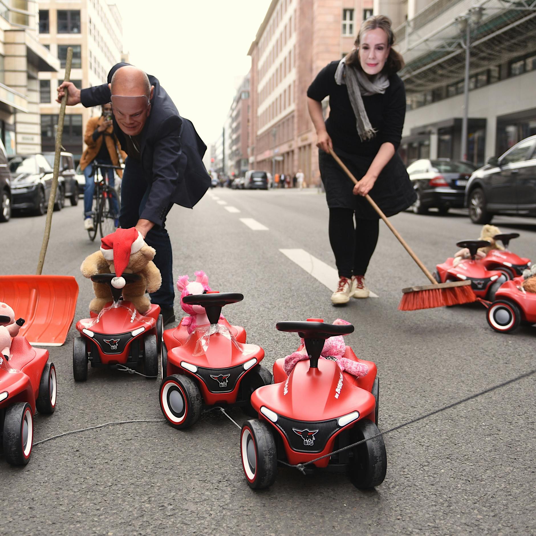 Klimaprotest: Letzte Generation legt Friedrichstraße mit Bobbycars lahm