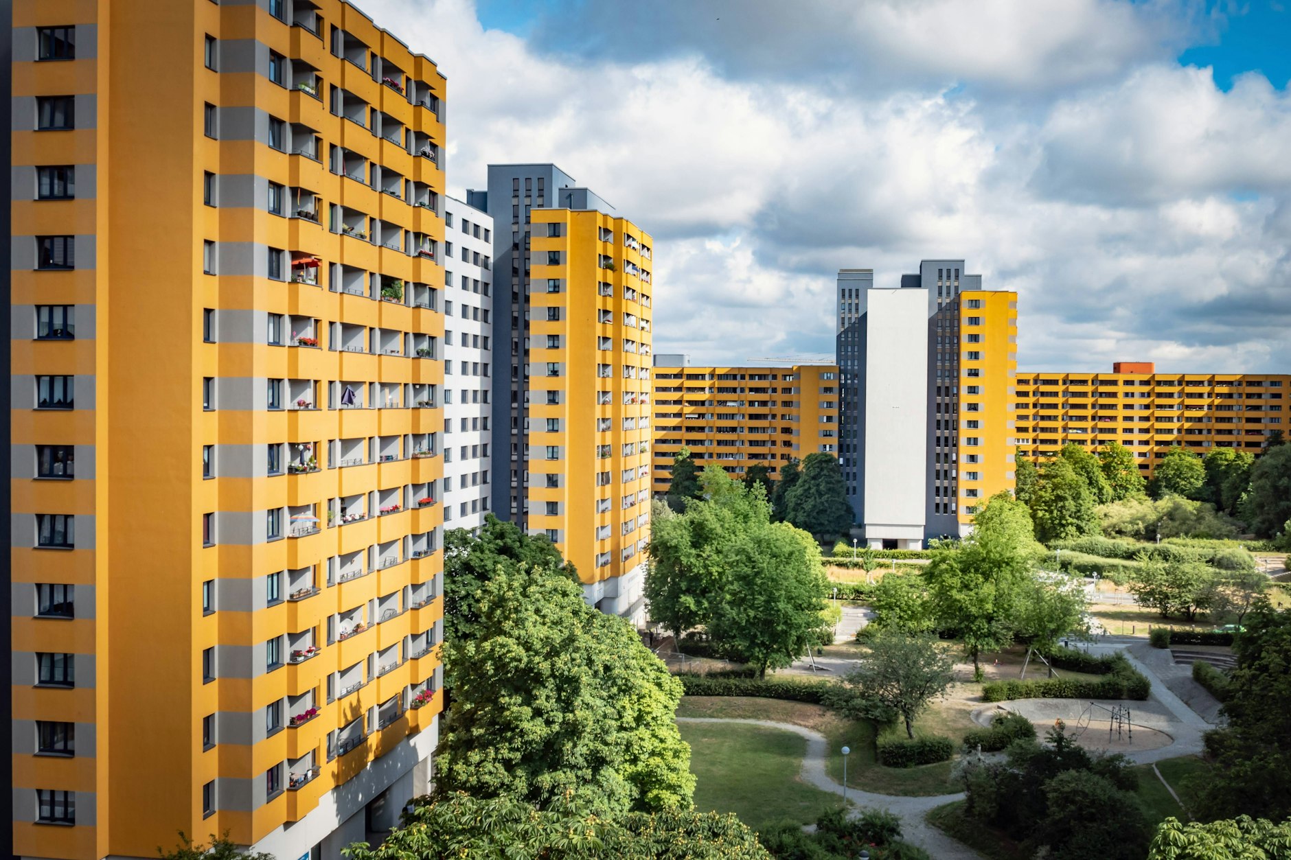 Plattenbau-Siedlungen in Berlin: Viele Platten im Märkischen Viertel bekamen 2014 einen satt gelben Anstrich.&nbsp;
