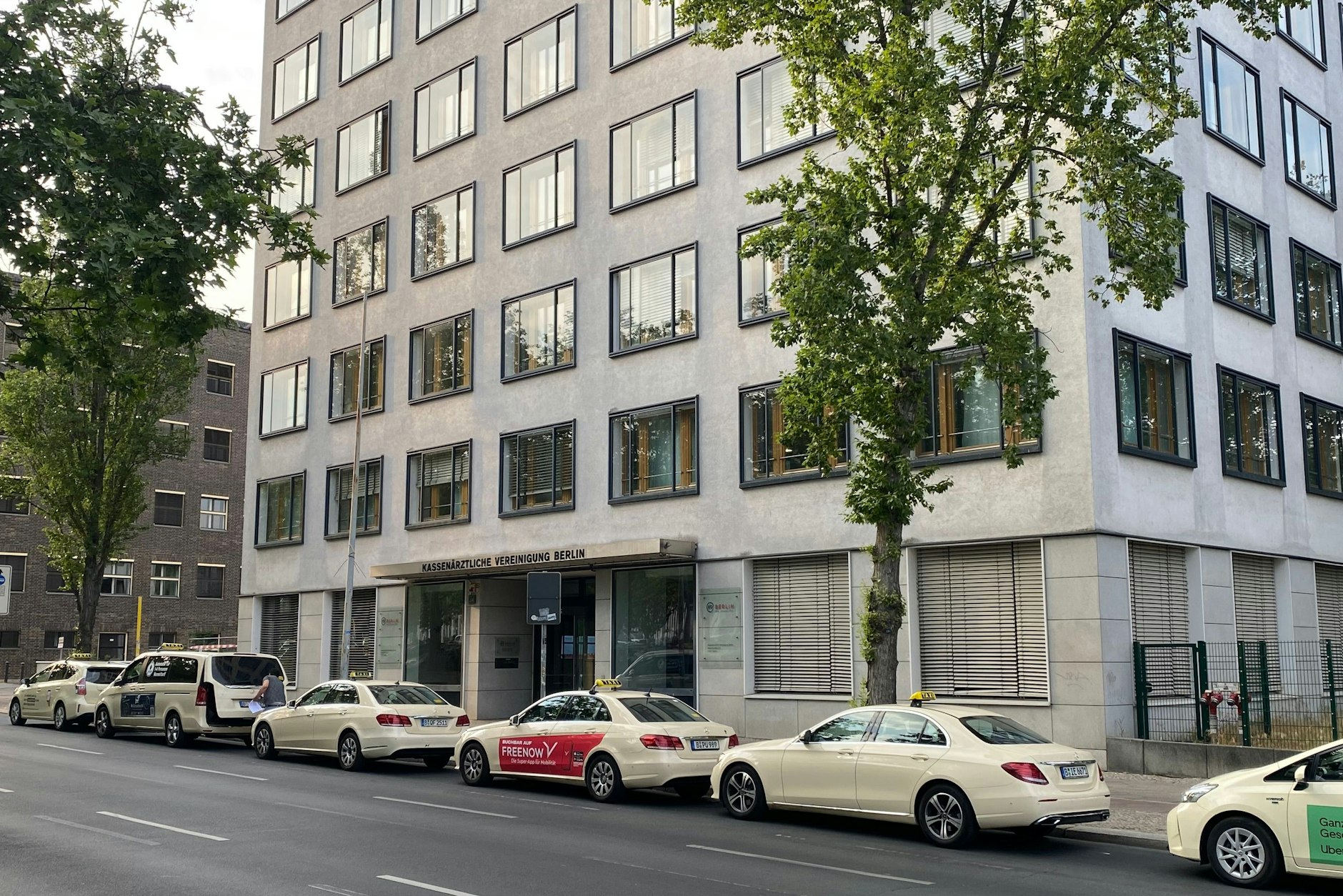 An der Masurenallee in Berlin-Charlottenburg stehen die Taxen Schlange vor dem Haus der Kassenärztlichen Vereinigung.