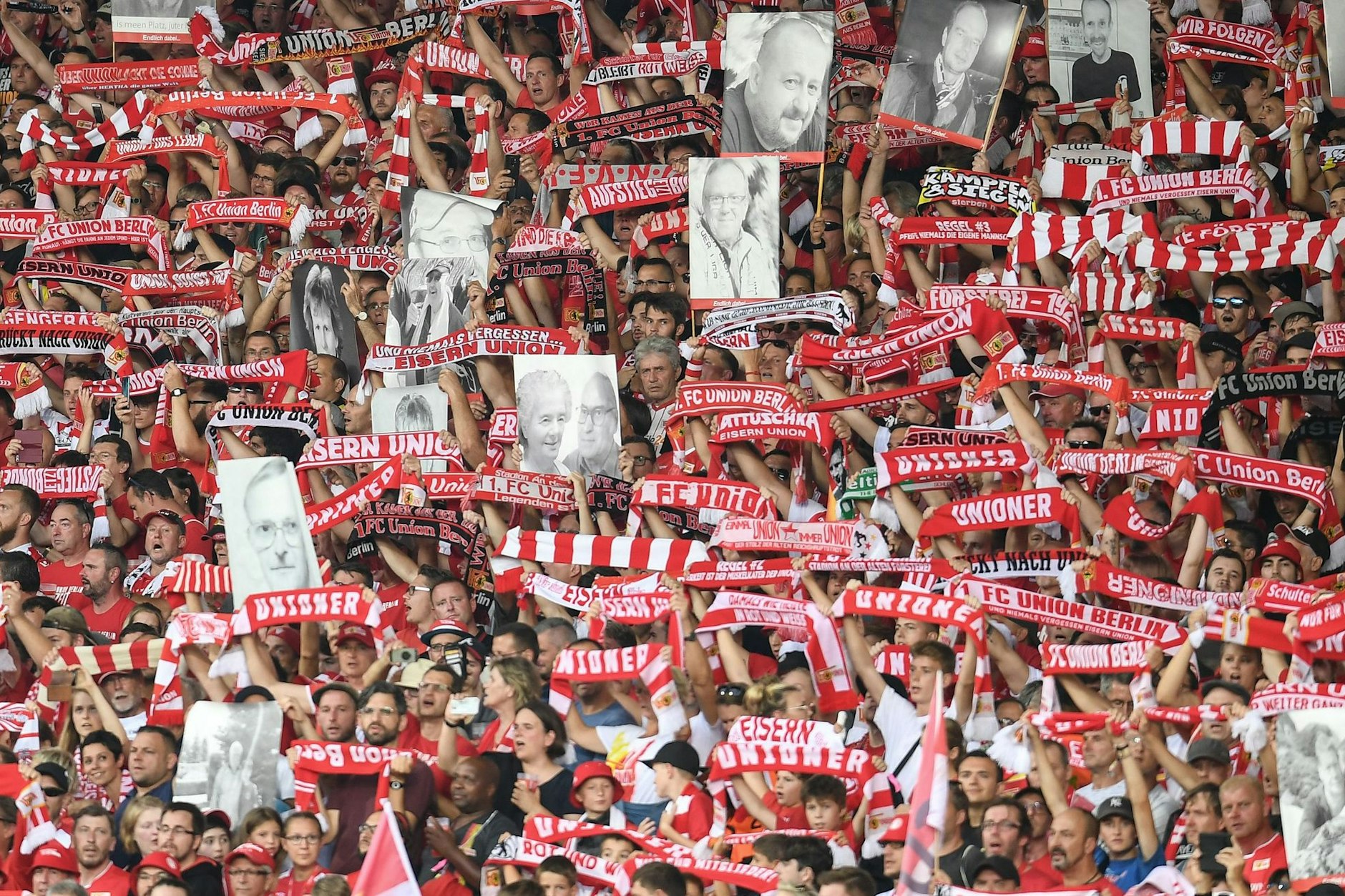 Ein besonderer Moment im ersten Bundesliga-Heimspiel des 1. FC Union Berlin: Die Fans zeigen Bilder gestorbener Fans.