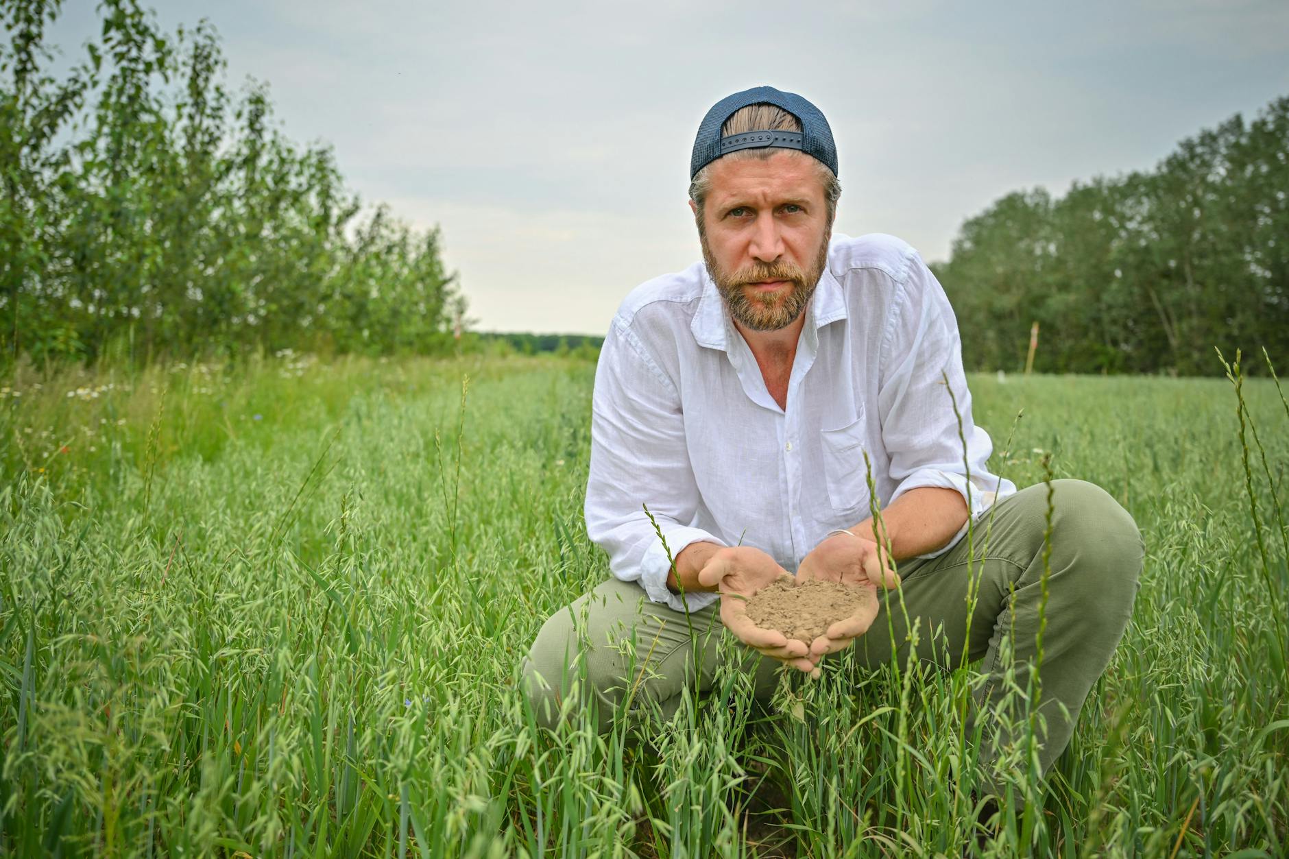 Benedikt Bösel, Landwirt, Unternehmer und Agrarökonom, will den Boden-Kollaps noch abwenden. Die Erde ist staubtrocken.