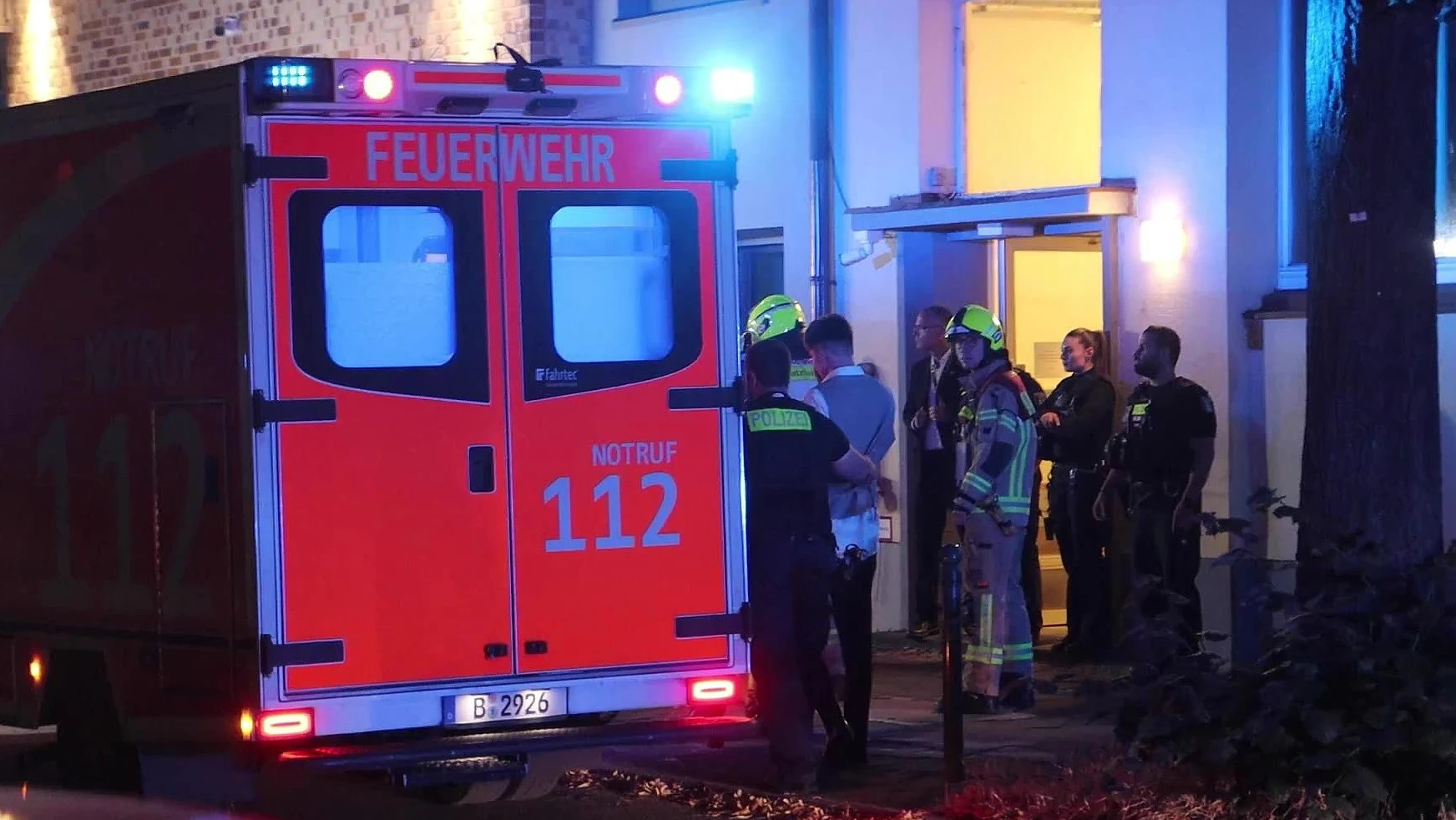 Ein 17-Jähriger wurde bei einem Sturz aus acht Metern Höhe bei einer Abi-Feier in Neukölln nur leicht verletzt.
