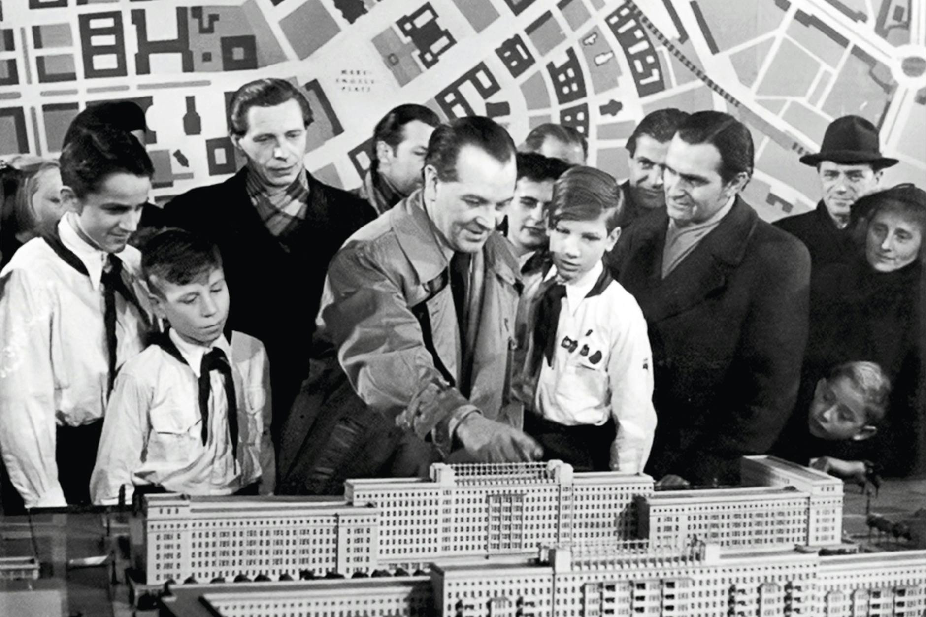 Der Architekt Richard Paulick erklärt den Aufbau der Wohnblöcke in der einstigen Berliner Stalinallee.