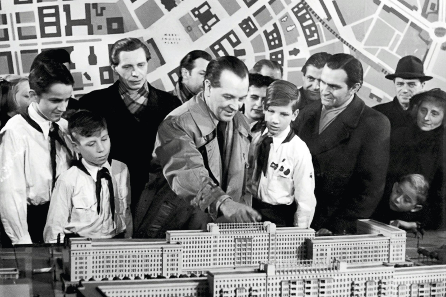 Der Architekt Richard Paulick erklärt den Aufbau der Wohnblöcke in der einstigen Berliner Stalinallee.