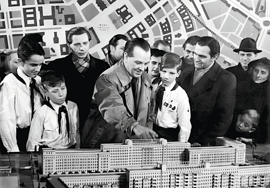 Der Architekt Richard Paulick erklärt den Aufbau der Wohnblöcke in der einstigen Berliner Stalinallee.