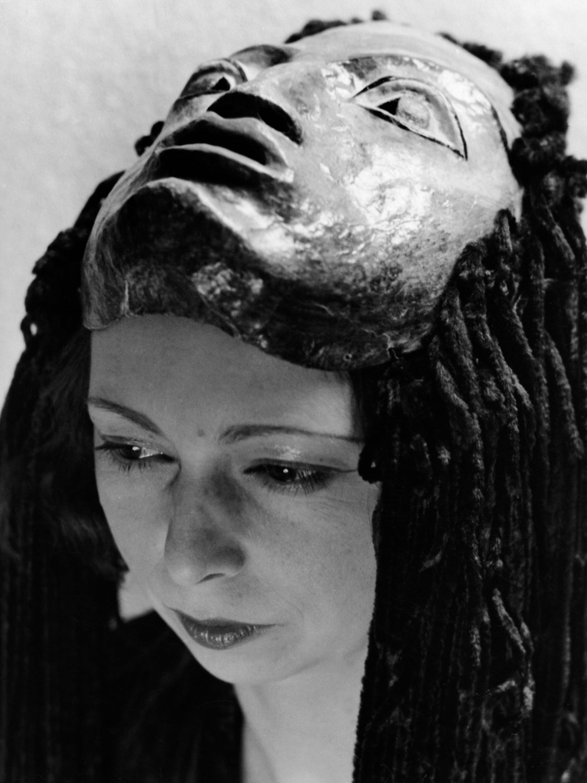 „Tragödie“ ist der Titel des Tanzes, den Oda Schottmüller mit dieser Maske vorführte. Das Foto erschien 1941 in der Allgemeinen Zeitung (DAZ).