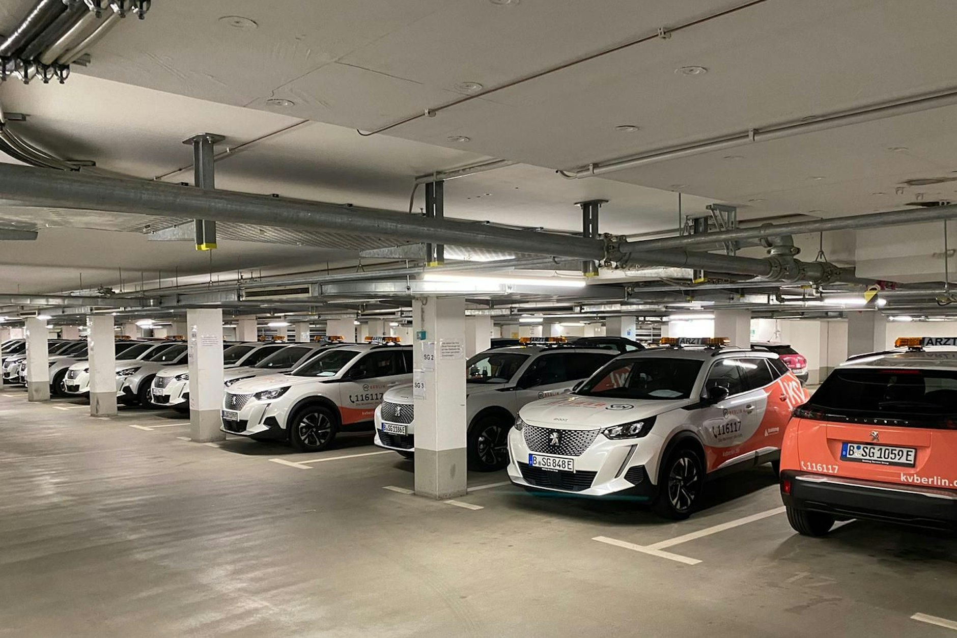 Die 23 neuen Elektroautos, mit denen die Fahrer die Bereitschaftsärzte zu den Patienten bringen sollen, stehen ungenutzt herum.