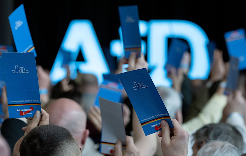 Die AfD liegt laut Umfragen in Thüringen vorn. 2021 wurde der Landesverband vom <a href="https://de.wikipedia.org/wiki/Amt_f%C3%BCr_Verfassungsschutz_Th%C3%BCringen">Verfassungsschutz</a> als „erwiesen rechtsextrem“ eingestuft.