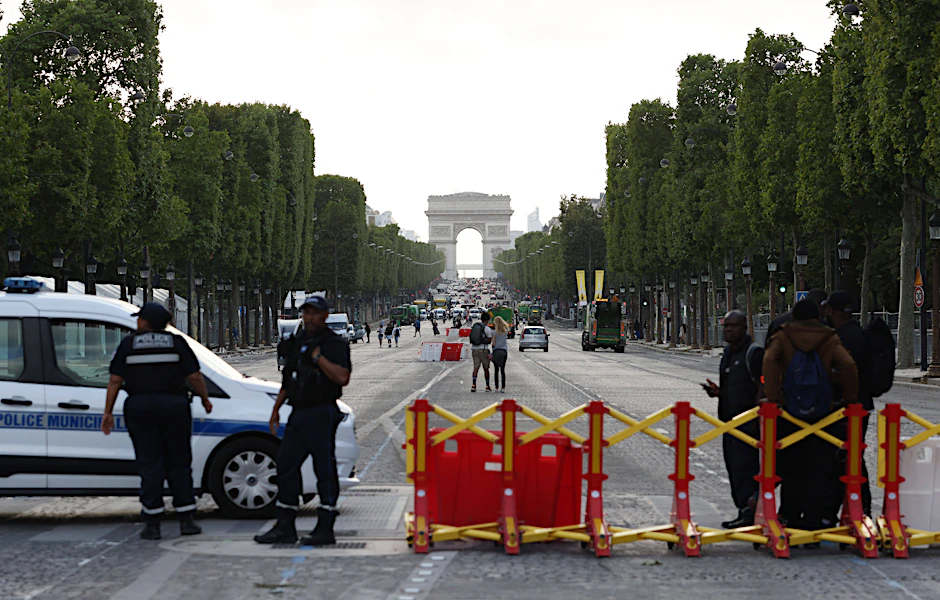 Polizisten kontrollieren wegen der Krawalle den Verkehr auf den Champs-Élysées in Paris. Berliner Schulklassen haben ihre Paris-Reisen abgesagt.