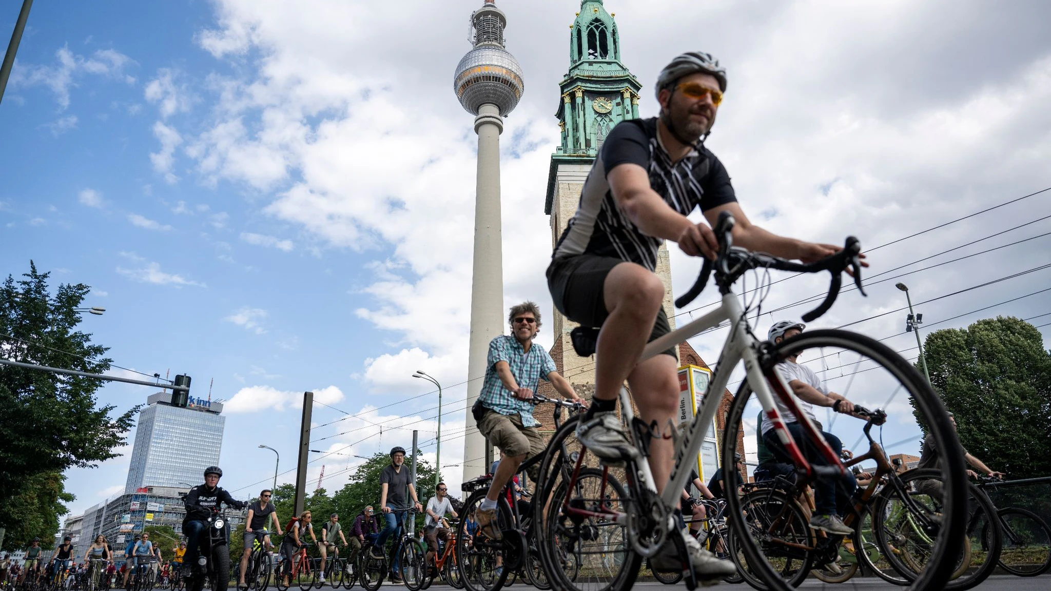 Tausende Radfahrer protestieren in Berlin gegen die Einschränkungen beim Radwegeausbau in der Hauptstadt.&nbsp;&nbsp;
