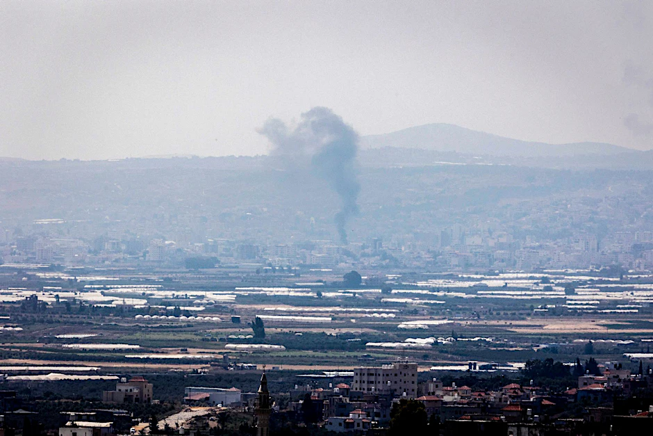 Während der israelischen Militäroperation steigt Rauch über der Stadt Dschenin im Westjordanland auf.  