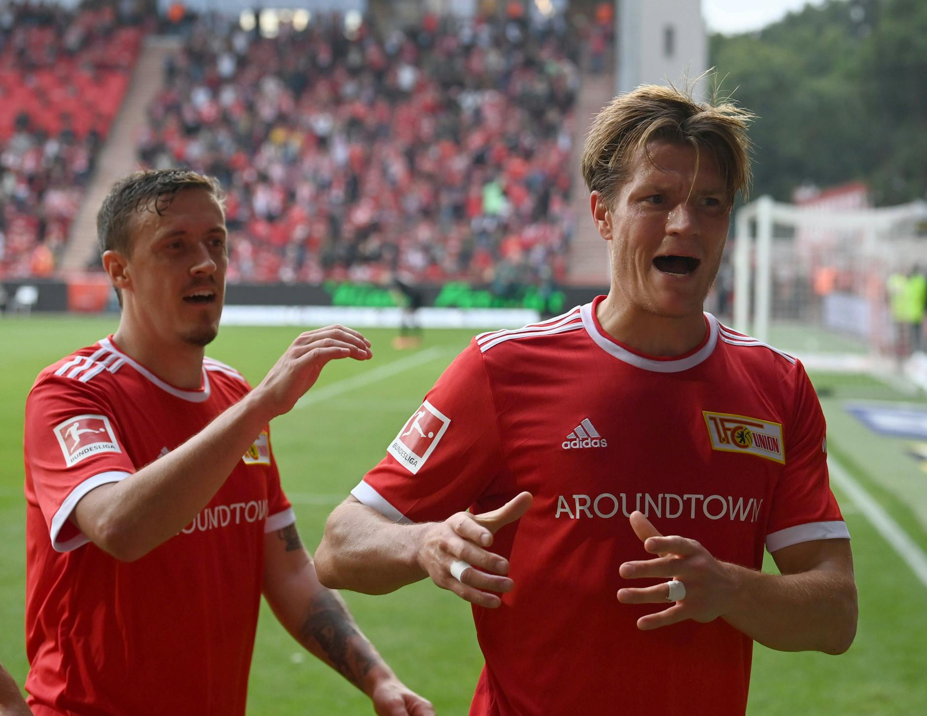 Jubel nach Premiere: Kevin Behrens (r.) erzielt nach seiner Einwechslung gegen Arminia Bielefeld seinen ersten Bundesliga-Treffer und feiert diesen mit Max Kruse.